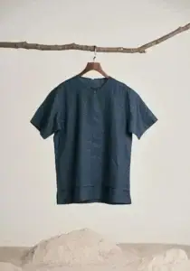 Prenda de la colección raíces- camisa color azul oscuro